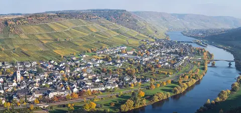 Wohnmobilstellplatz an der Brücke in Zeltingen