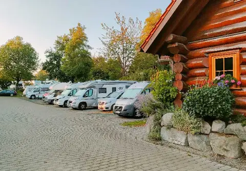 Gitzenweiler Hof vor der Schranke