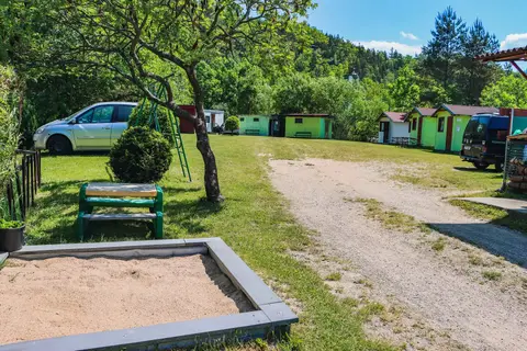 U tří borovic