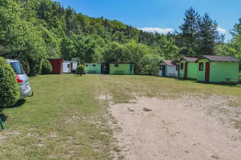 U tří borovic