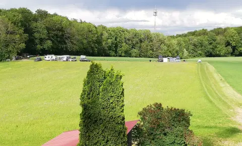 Stellplatz am Waldrand unweit des Kirnbergsees