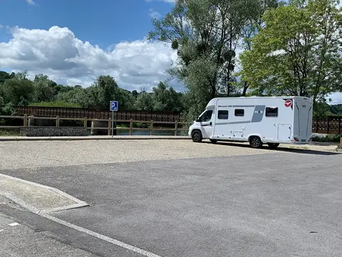 Aire de camping-cars au bord du Doubs