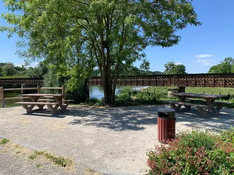 Aire de camping-cars au bord du Doubs