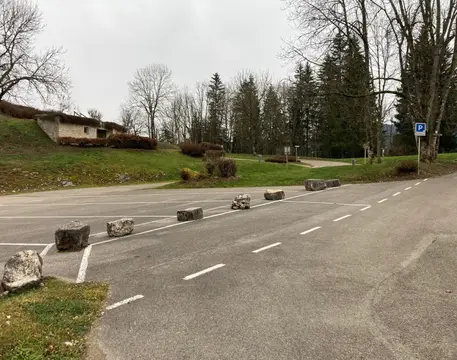 Aire de stationnement - Château de Joux