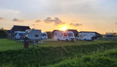 Camperplaats "Oer de Wjuk"
