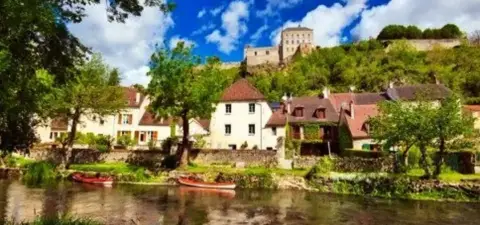 Mailly-le-Château Aire de Camping Car