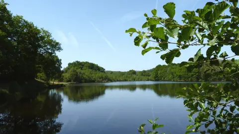 Aire du plan d'Eau camping car a Meilhards