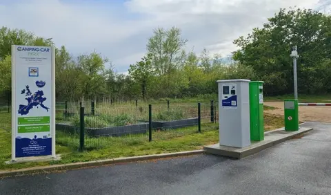 Aire de camping-car de Saint-Denis-de-l'Hôtel