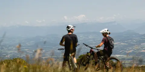 Aire de stationnement de Ceyzérieu