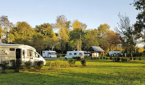 Aire Camping-car Bazouges-Cré-sur-Loir, Le Vieux Pont