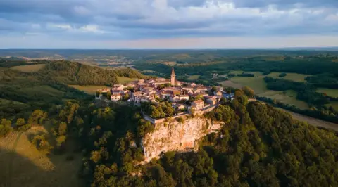 Aire de Camping Car Les Tuileries - Cordes sur Ciel