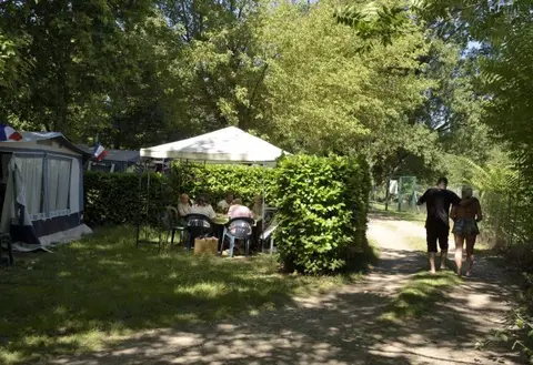Aire naturelle de camping de l’Espace Eaux Vives