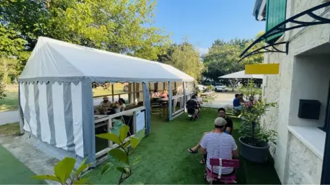Aire naturelle de camping Les grands chênes et les ajoncs