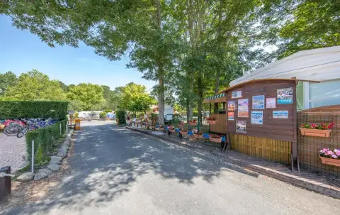 Aire de Camping-Cars du Lac Cazaux