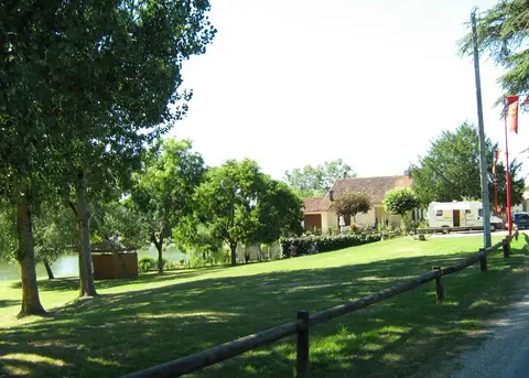 Aire de camping-cars de la ville de Lauzun