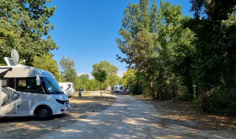 Aire CAMPING-CAR PARK de Goult