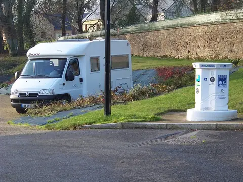 Aire de Service Camping-Car de Bazouges-la-Pérouse