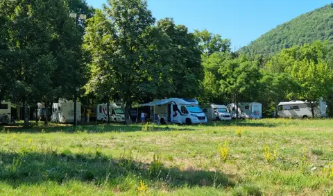 Aire Camping-Car Park Avèze, Le Pont Vieux