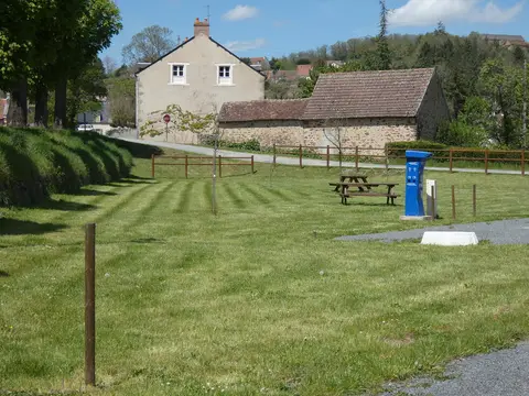 Aire Camping-cars Intermarche Chambon-sur-Voueize