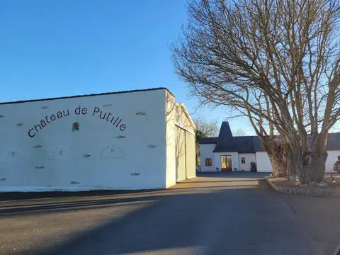 Aire de Camping Car Château de Putille