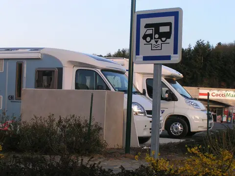 Chailland parking de la Supérette