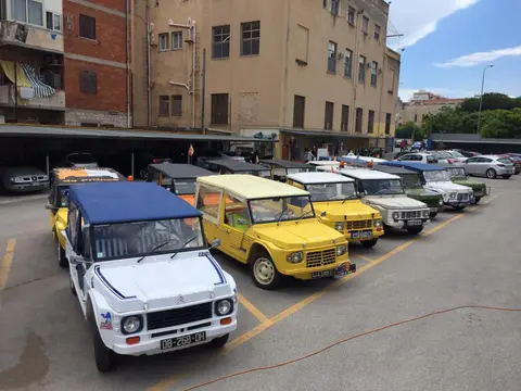 Parcheggio Auto Camper