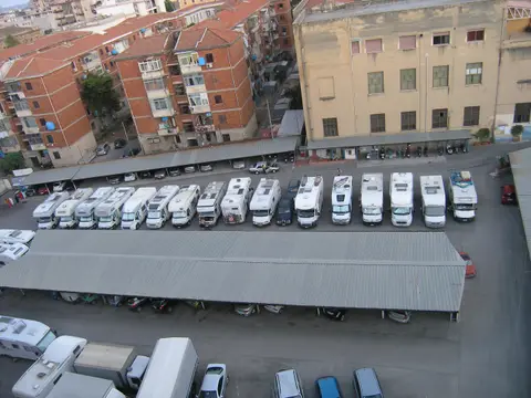 Parcheggio Auto Camper