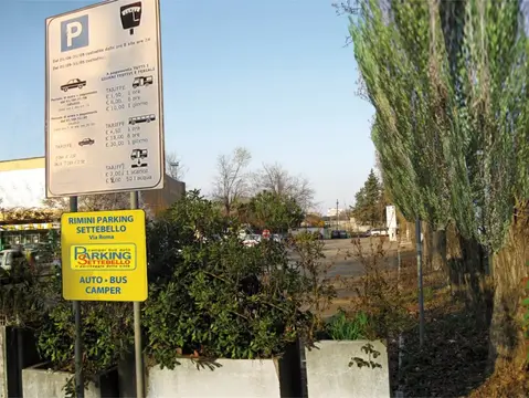 Parcheggio attrezzato in via Roma