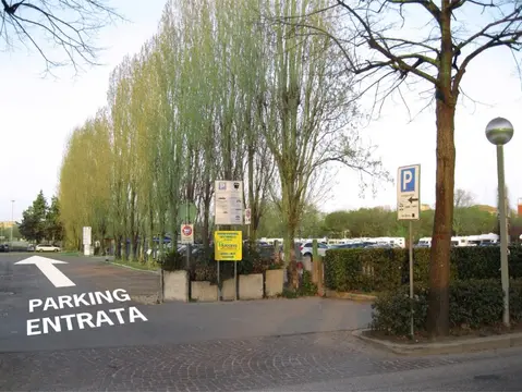 Parcheggio attrezzato in via Roma