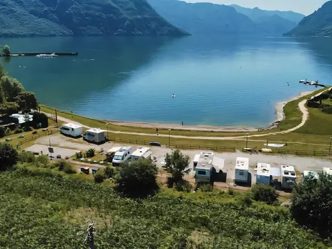 Ostello sul lago
