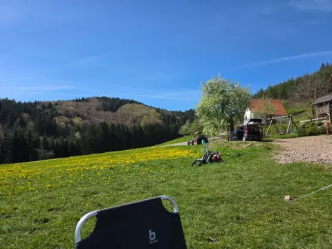 Platz mit Blick auf die Berge