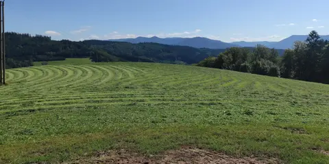 Platz mit Blick auf die Berge