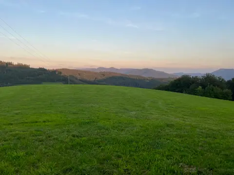 Platz mit Blick auf die Berge