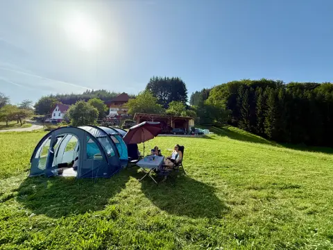 Platz mit Blick auf die Berge