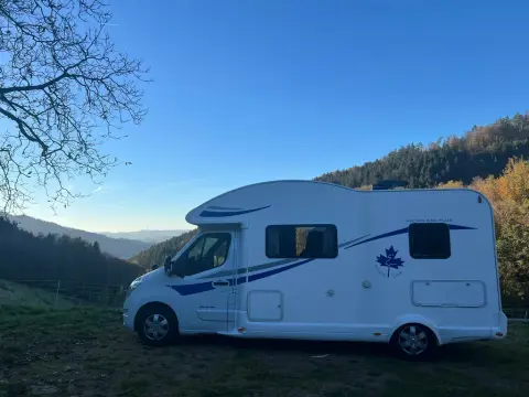 Platz mit Blick auf die Berge