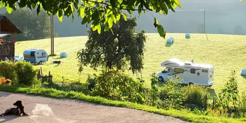 Platz mit Blick auf die Berge