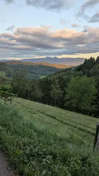 Platz mit Blick auf die Berge