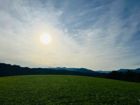 Platz mit Blick auf die Berge