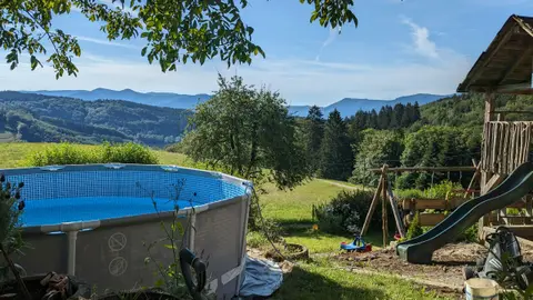 Platz mit Blick auf die Berge