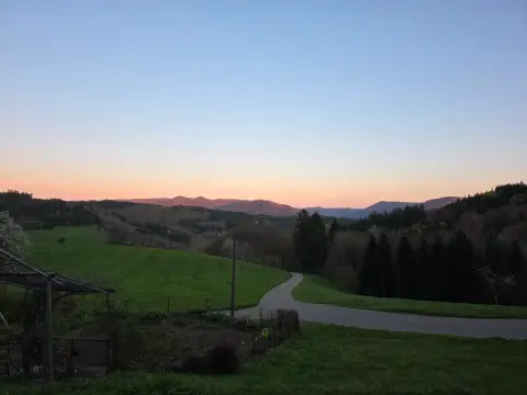 Platz mit Blick auf die Berge