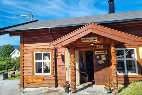 Systrond Motell, Hyttesenter og Camping
