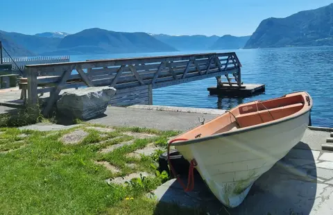 Systrond Motell, Hyttesenter og Camping