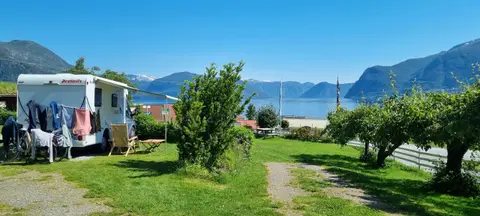 Systrond Motell, Hyttesenter og Camping