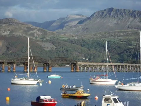Dinas Farm Caravan Park and Camping