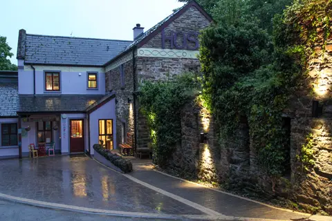 Moville Boutique Hostel Campground