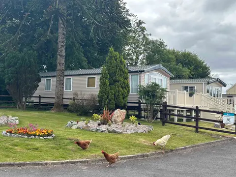Red Roses Caravan Park
