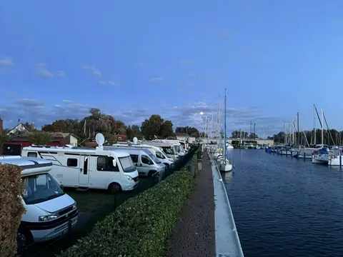 bei Caravan-Stellplatz an der Uecker