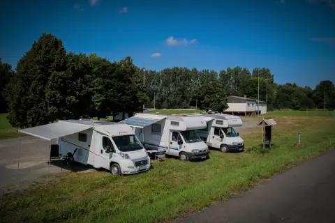 Wohnmobilstellplatz am Sportplatz